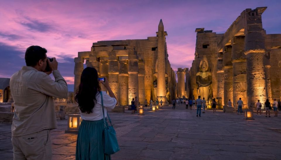 Cuplu vizitând Templul din Luxor la apus