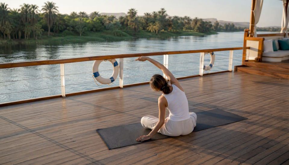 Nil nehri tekne turunda gün doğumunda meditasyon