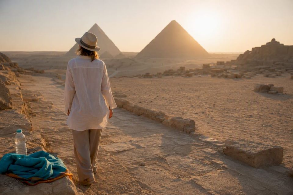 Resenärer som besöker pyramiderna i Giza vid soluppgången