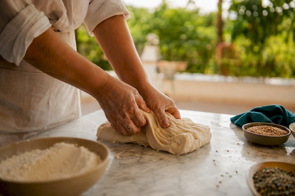 Händer som knådar deg för egyptiskt bröd