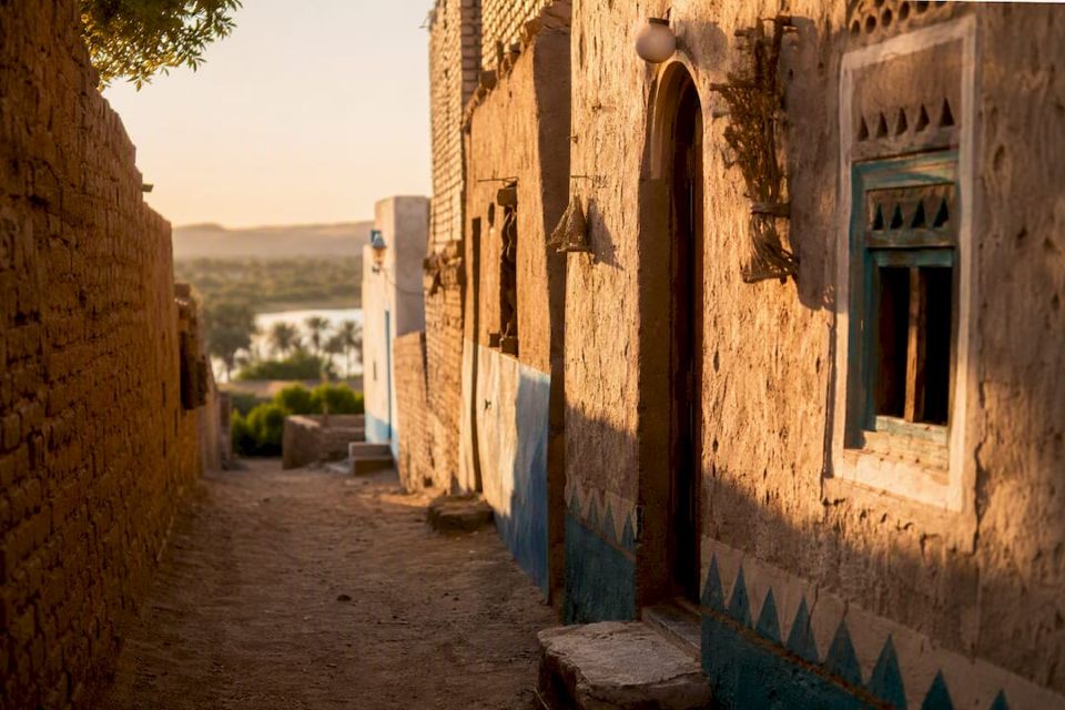 Străduță îngustă dintr-un sat nubian cu case din chirpici