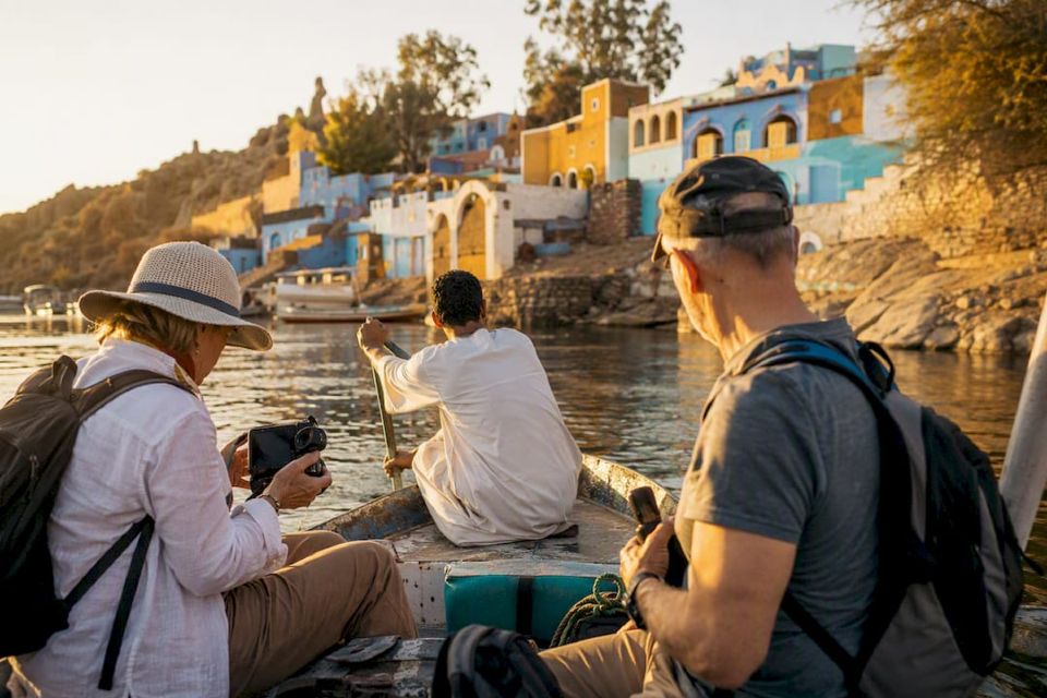 Grup mic într-o barcă cu vâsle lângă satul nubian
