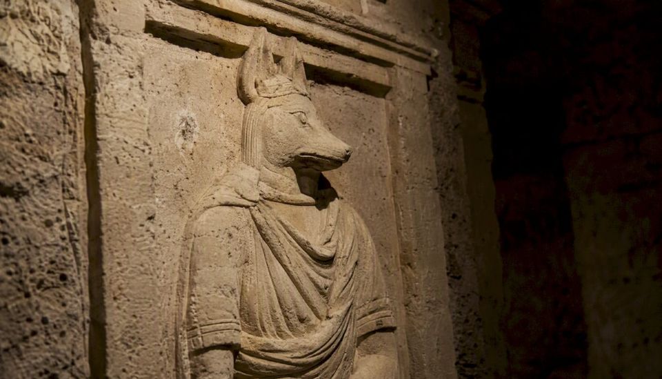 Anubis-Relief in römisch anmutender Kleidung