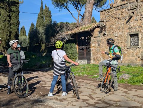 Appia Antica un katakombas ar e-velosipēdu: ekskursija gida pavadībā ar privātu transfēru no Circus Maximus