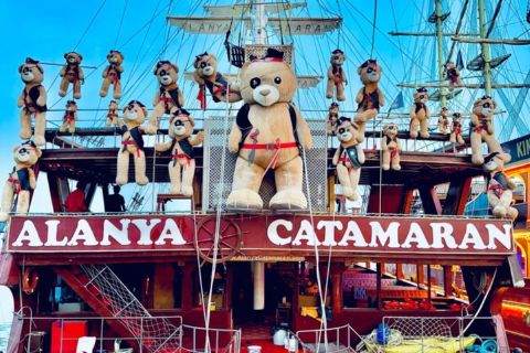 Alanya Katamaran-Bootstour mit Mittagessen, Softdrinks & Transfer
