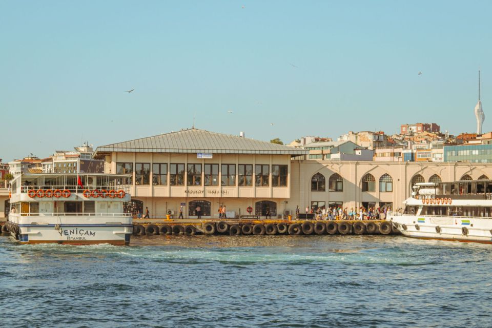 Veerboten en passagiers bij de veerbootterminal van Kadıköy aan de Aziatische kant van Istanbul
