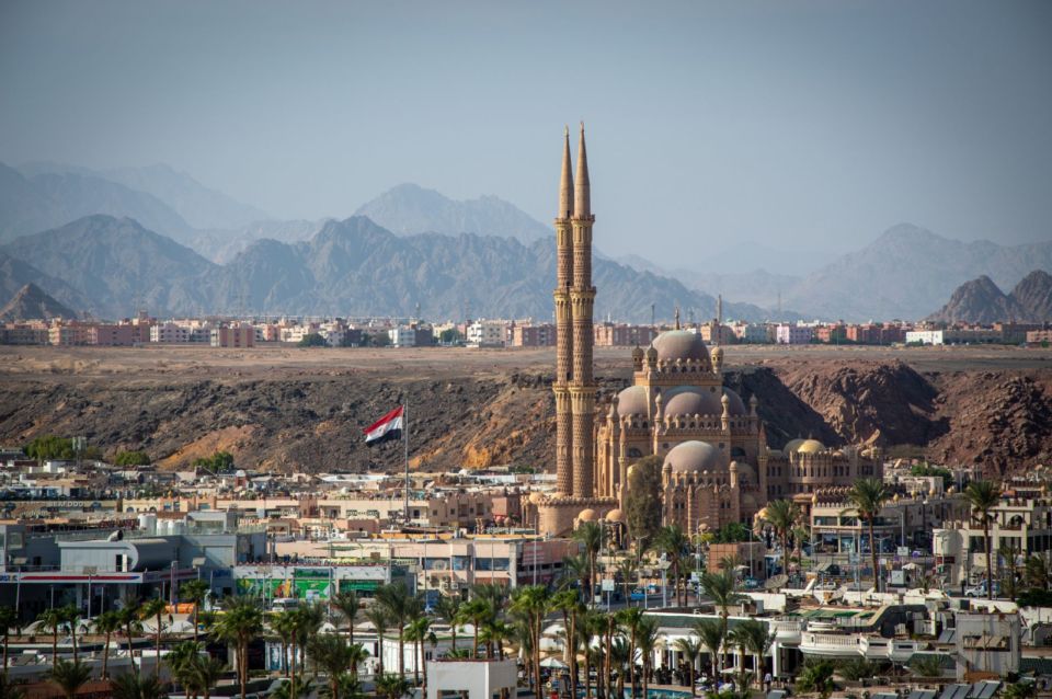 La mosquée Al Sahaba et le paysage urbain de Sharm El Sheikh se détachent sur les montagnes désertiques en plein jour.