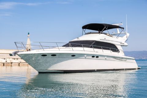 เหมาเรือยอร์ชส่วนตัวสุดหรู Sea Ray 52 Flybridge (รองรับสูงสุด 20 ท่าน)