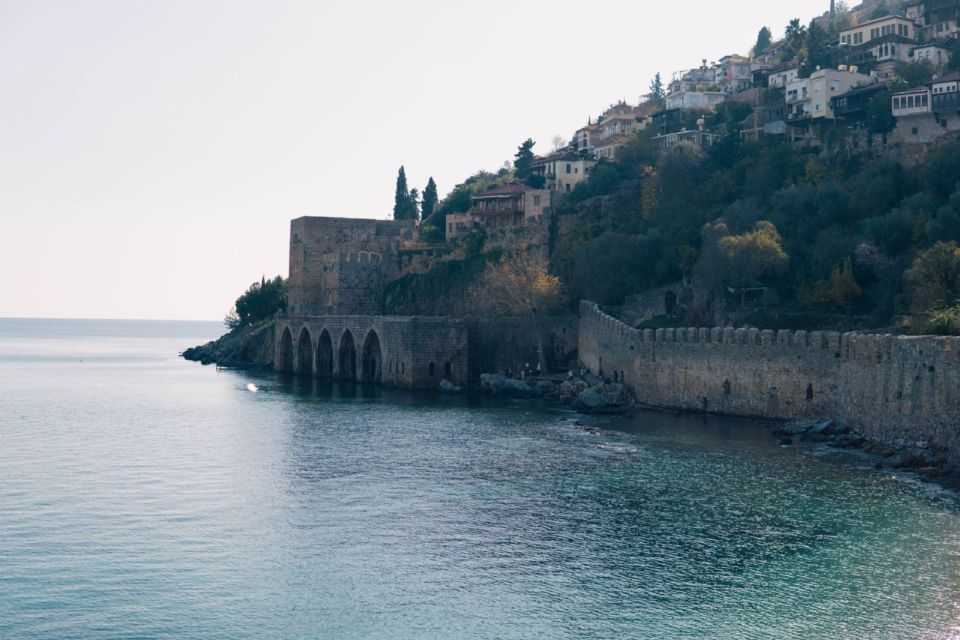 Alanya kindluse merepoolsed müürid ja kaarjas Tersane hoone vanalinna all, Türgis.