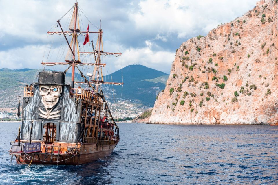 Piraadilaeva stiilis ekskursioonipaat purjetab lähedal Alanya kaljusele rannikule, Türgis.
