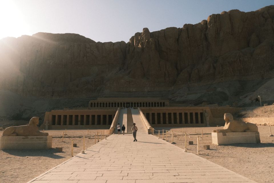 Templul lui Hatshepsut în Luxor, cu fațada sa colonadată așezată pe fundalul stâncilor deșertice.
