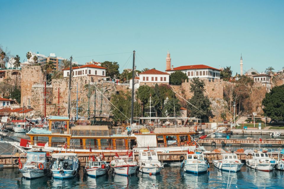 Bateaux amarrés dans le vieux port d'Antalya sous les remparts de pierre de Kaleiçi