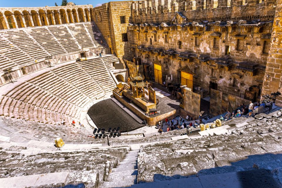 Théâtre romain d'Aspendos à Antalya, avec ses gradins en pierre et sa scène restaurée.