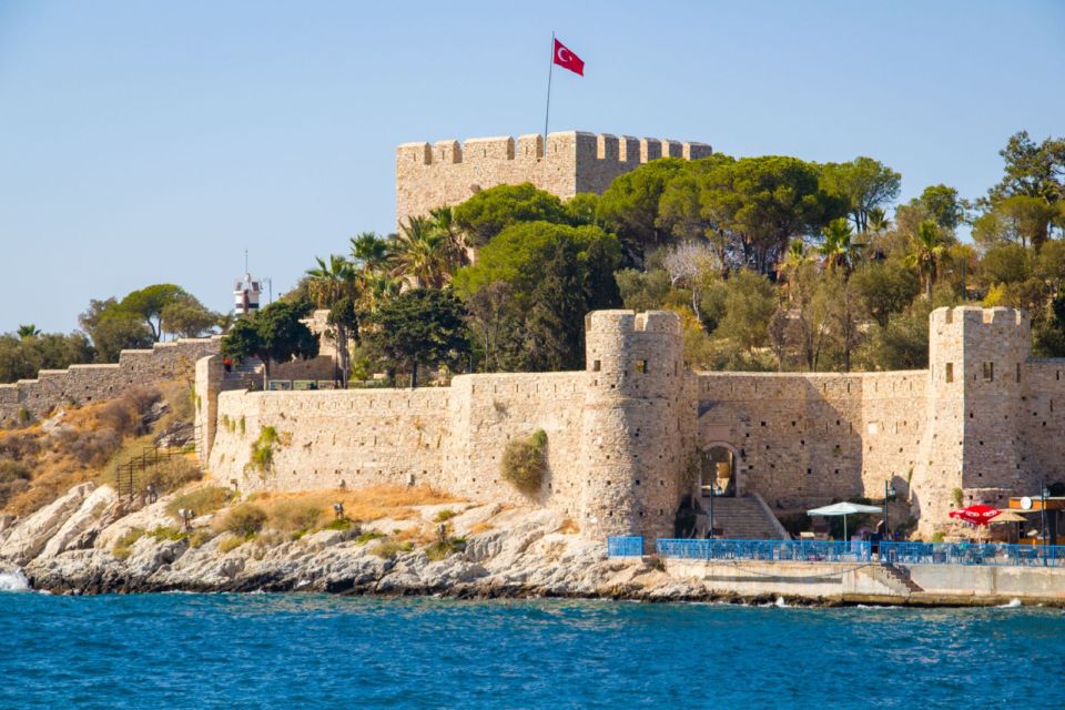 Die steinerne Festung auf der Taubeninsel (Güvercinada) in Kuşadası, bei Tageslicht vom Meer aus gesehen.