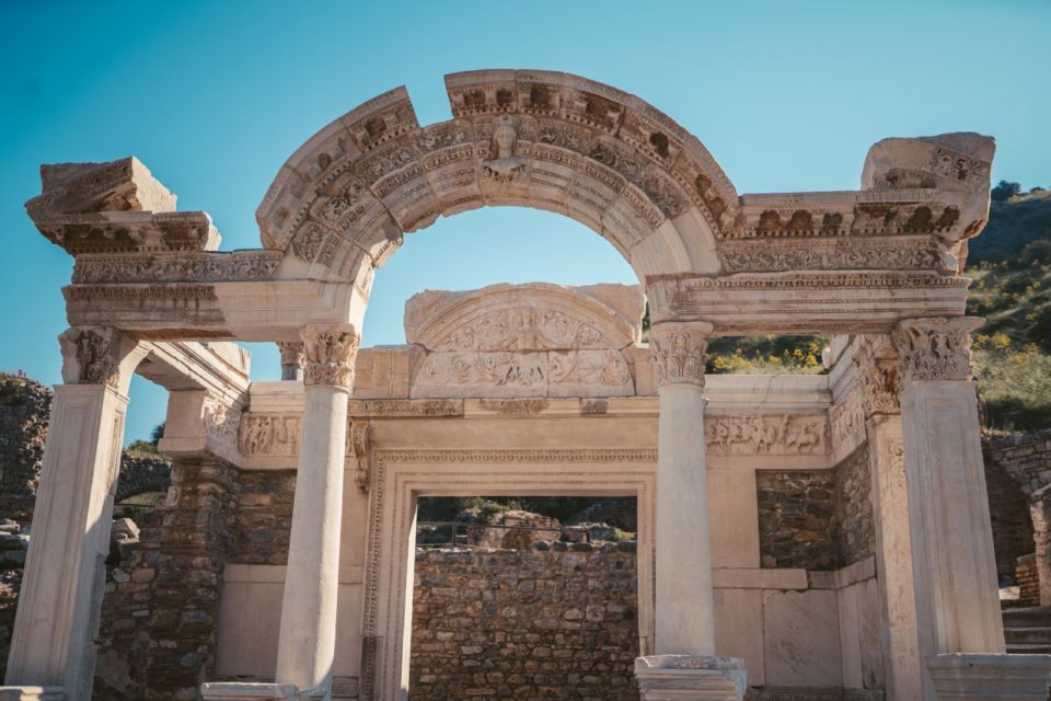 Die Fassade und der Torbogen des Hadrian-Tempels in Ephesos, bei Tageslicht frontal fotografiert.